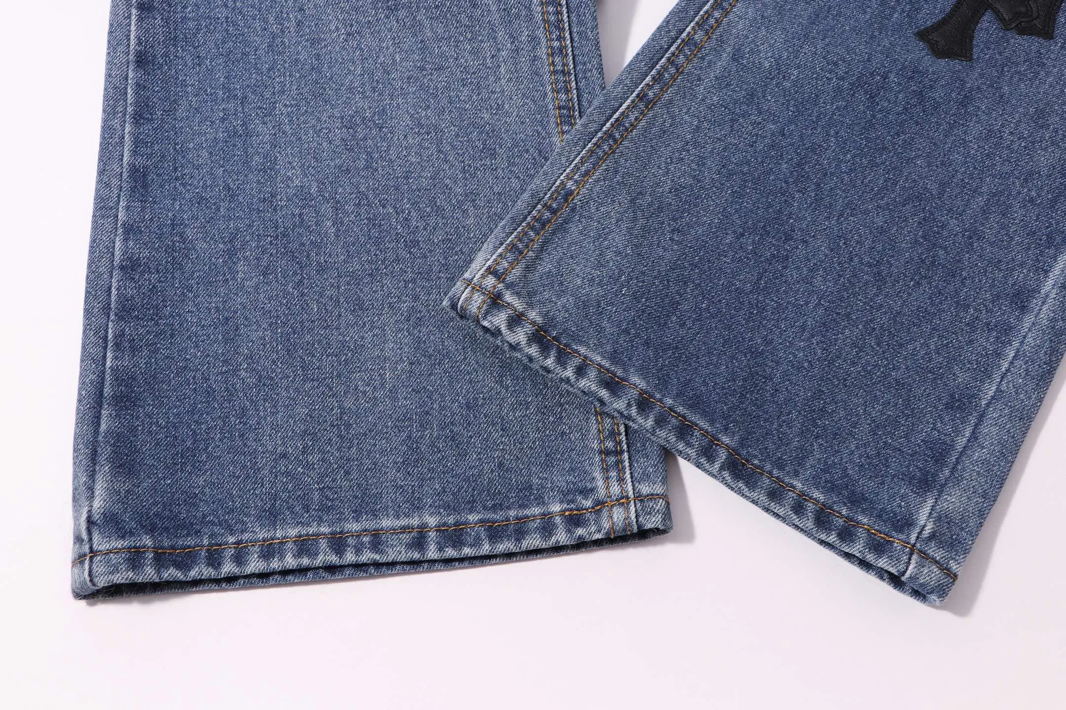 P220 Style No.: H24 Croxin & 𝐂𝐡𝐫𝐨𝐦𝐞 𝐇𝐞𝐚𝐫𝐭 ss25 blue trousers, black leather, bootcut button jeans, styles with different wash textures, very friendly to people with thin legs, and the bootcut perfectly modifies the leg shape The timeless and moderate length makes it easy to match and match. It is the basis for various styles and is a must-have in your wardrobe! The fabric is stiff but also makes the upper body soft without losing texture. The washing process is even more perfect. It is a must-have item for everyone! ! ! Washed wheat, hang tag, pants label, three labels complete Color: blue Size: 28-30-32-34-36